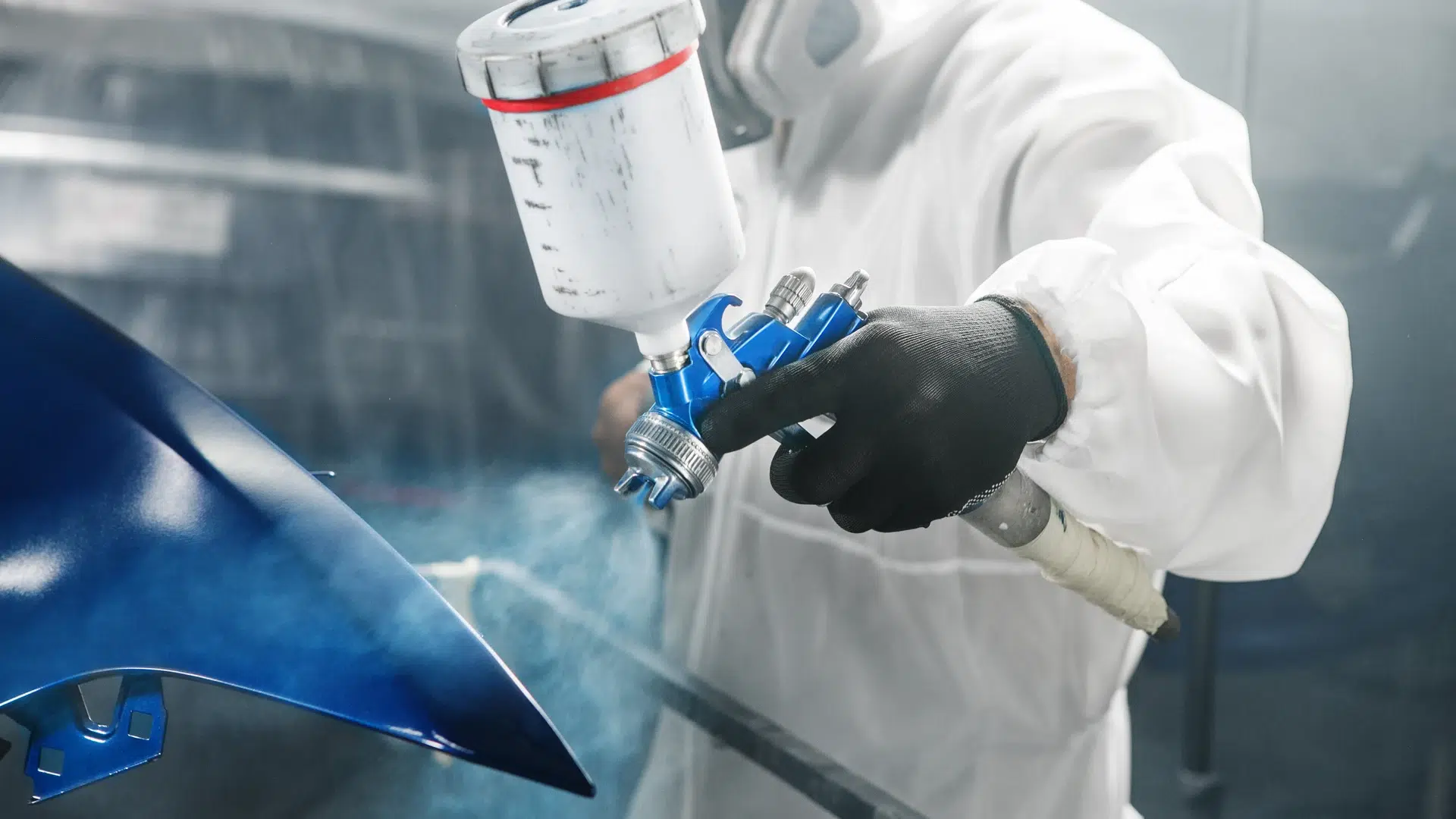 Peinture au pistolet d'une pièce automobile