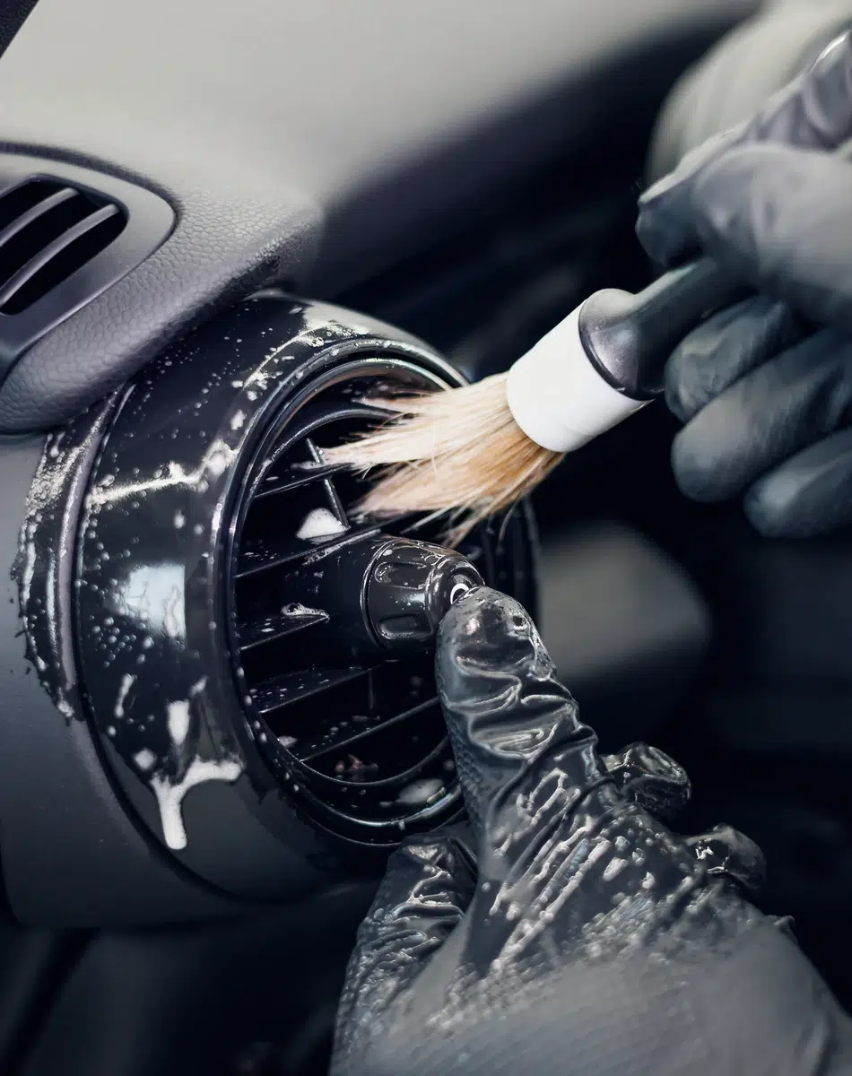 Nettoyage d'une grille d'aération de voiture