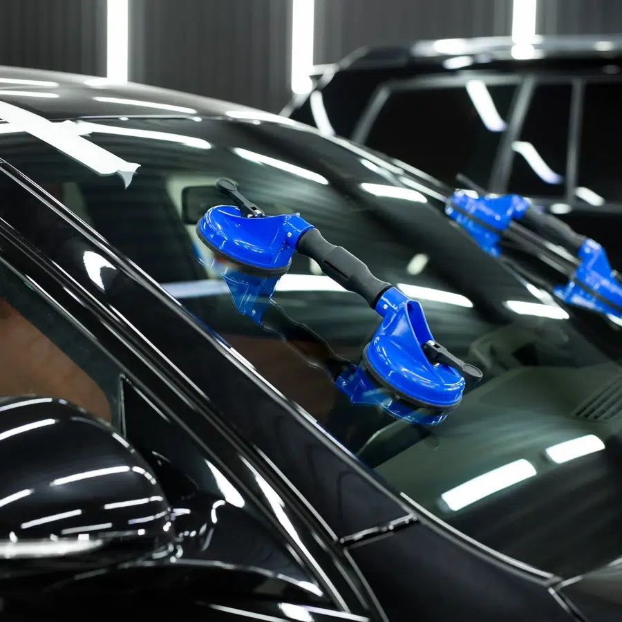 Installation de pare-brise auto Ventouse bleue sur pare-brise de voiture