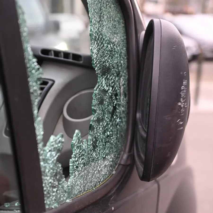 Fenêtre de voiture endommagée Vitres de voiture brisées